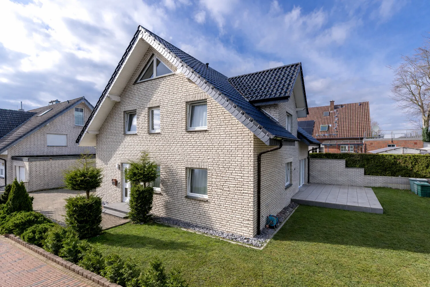 Hausansicht mit Terrasse
