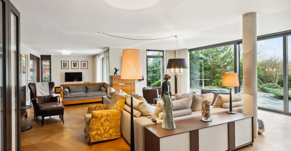 Wohnraum mit Blick zur Bibliothek