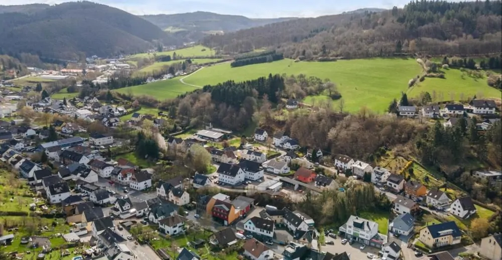 *Eifellandschaft: 3 Einfamilienhäuser, Hallen und Carports in Adenau*