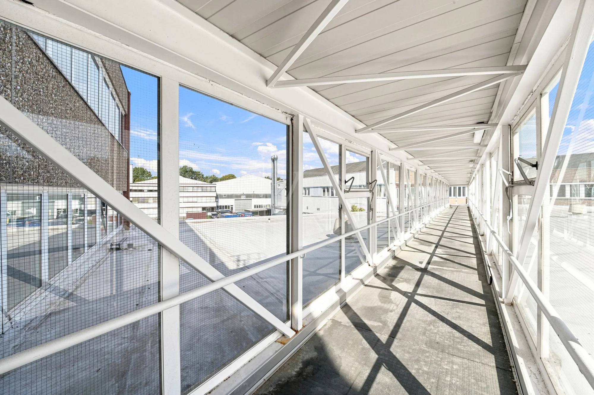 Verbindungsgang Bürogebäude