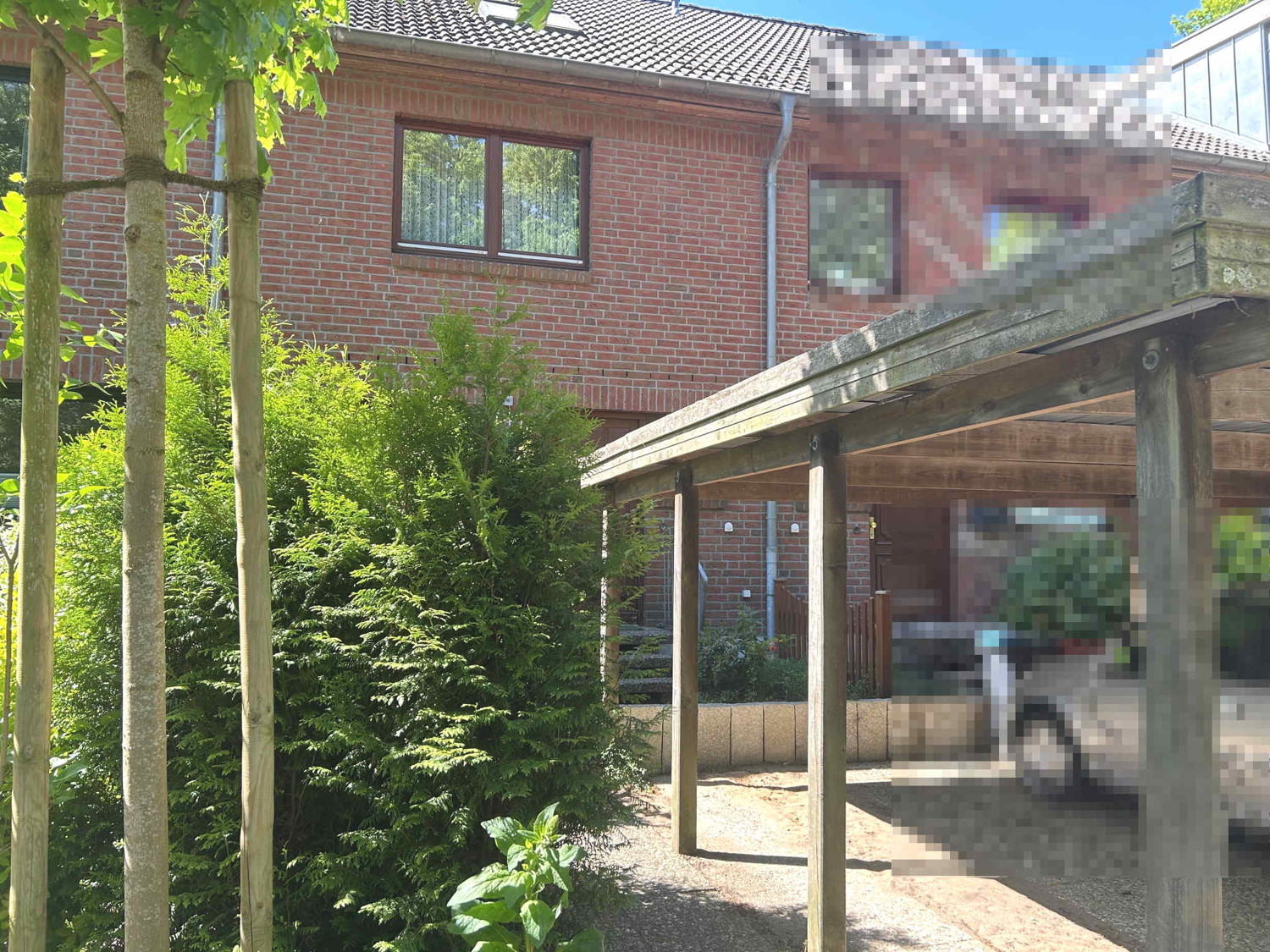 Hauseingang und Carport
