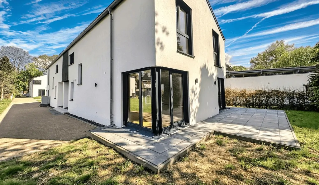 Seitenansicht mit Zufahrt