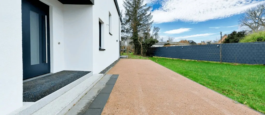 Hauseingang und Stellplatz