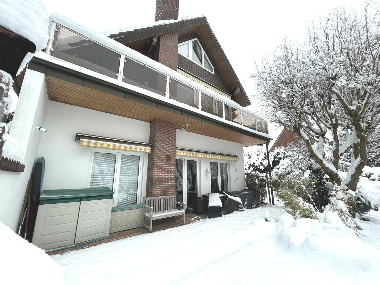 seitliche Hausansicht mit Terrasse