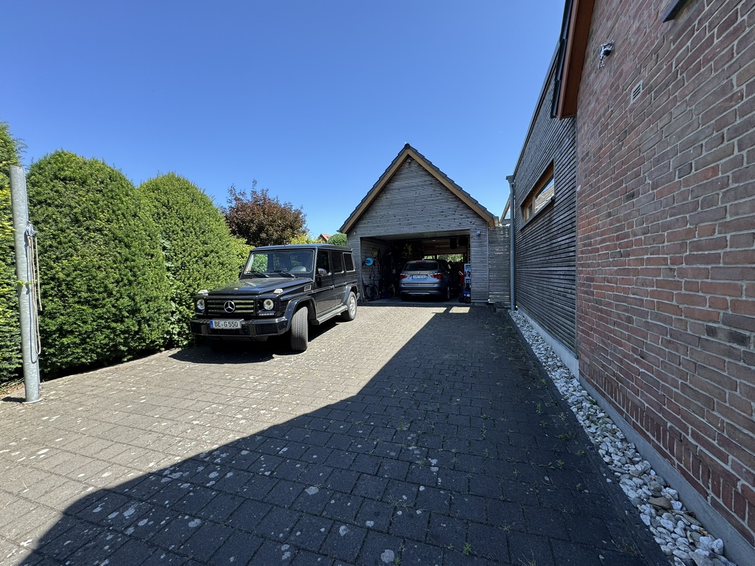 Auffahrt und Garage