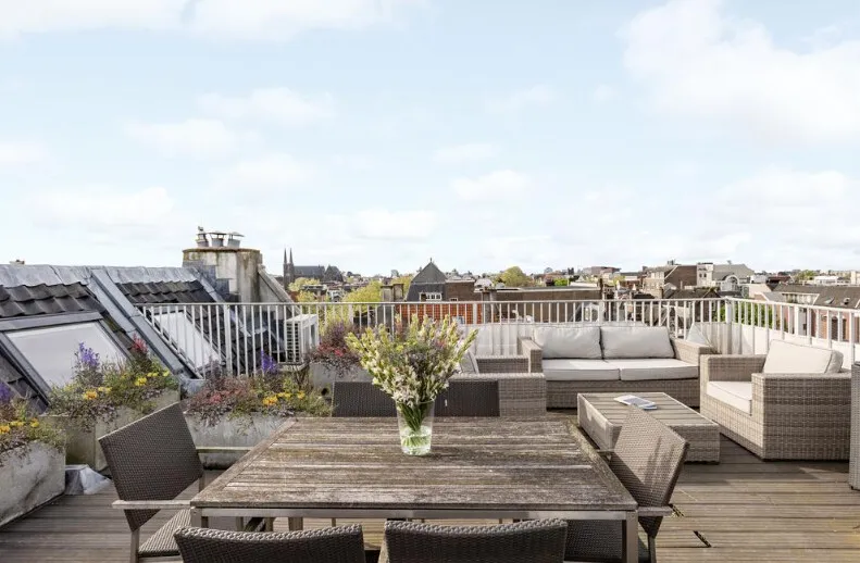 dakterras met meubels
