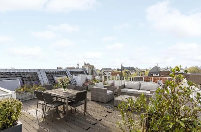 dakterras met tafel en meubels