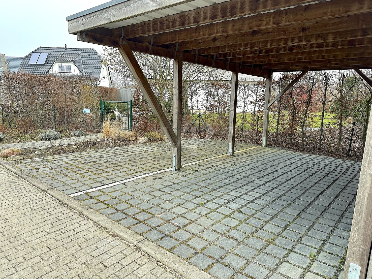 Parkplatz und Carport