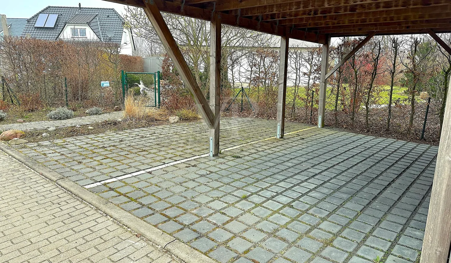 Parkplatz und Carport