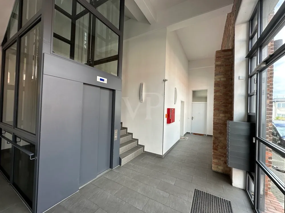 Treppenhaus mit Fahrstuhl