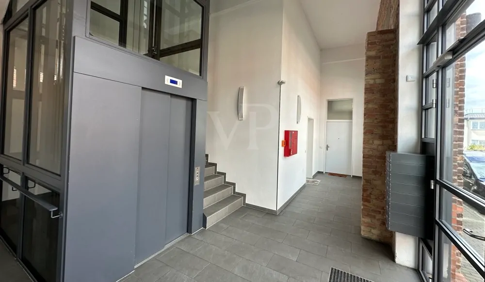 Treppenhaus mit Fahrstuhl