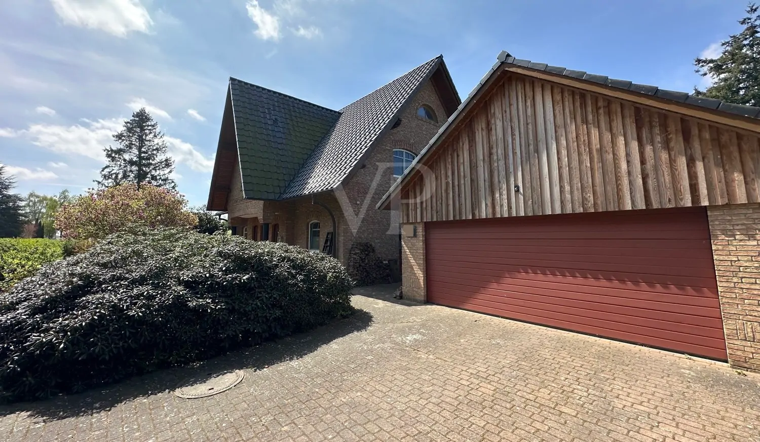 Haus mit Garage/Werkstatt