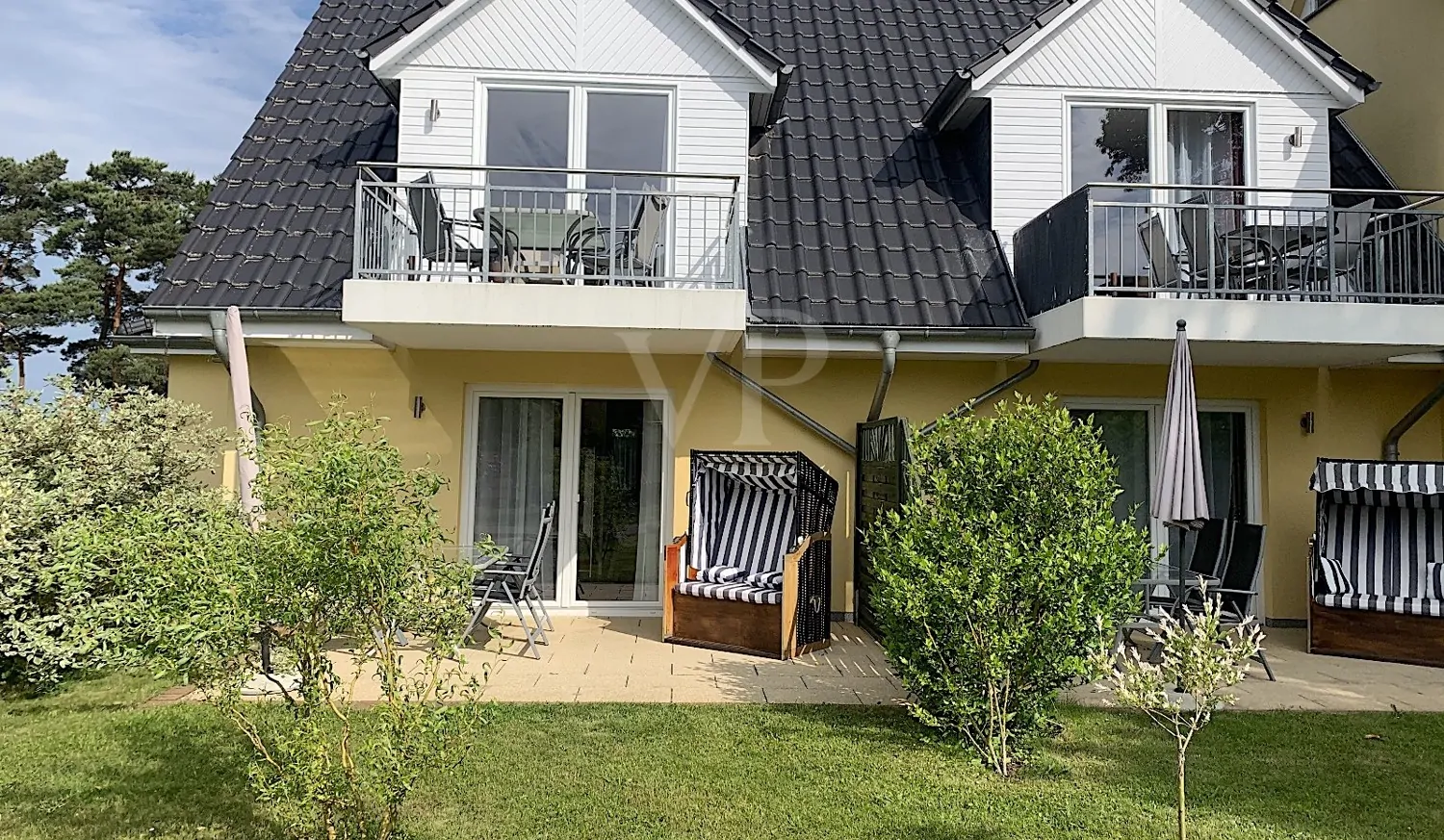 Hausansicht mit Terrassen