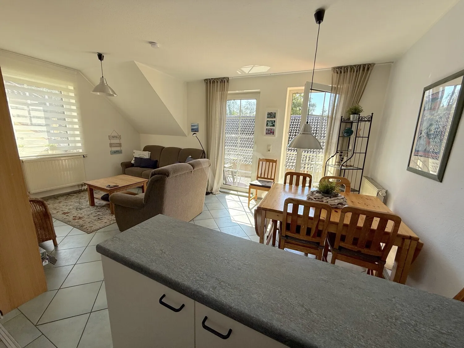 Wohn- u. Essbereich mit Balkonzugang