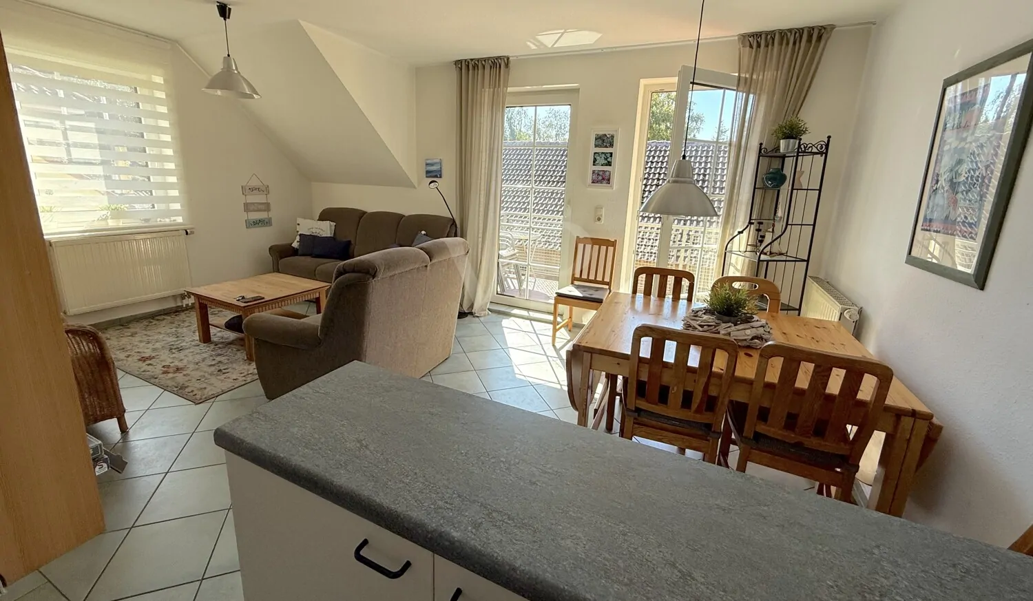 Wohn- u. Essbereich mit Balkonzugang