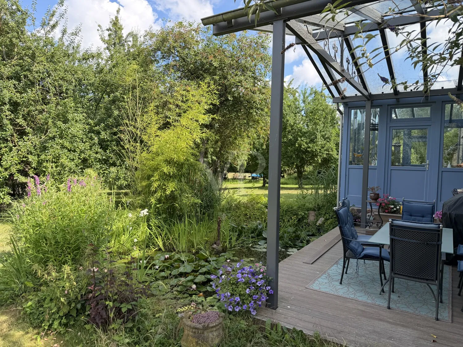 Wintergarten mit Gartenteich