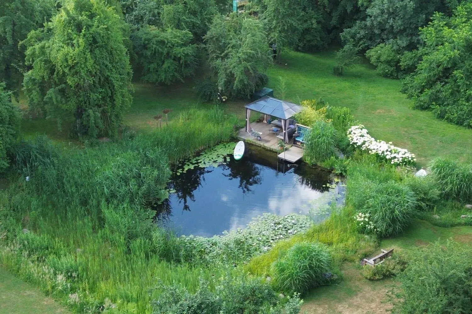 versteckter Schwimmteich