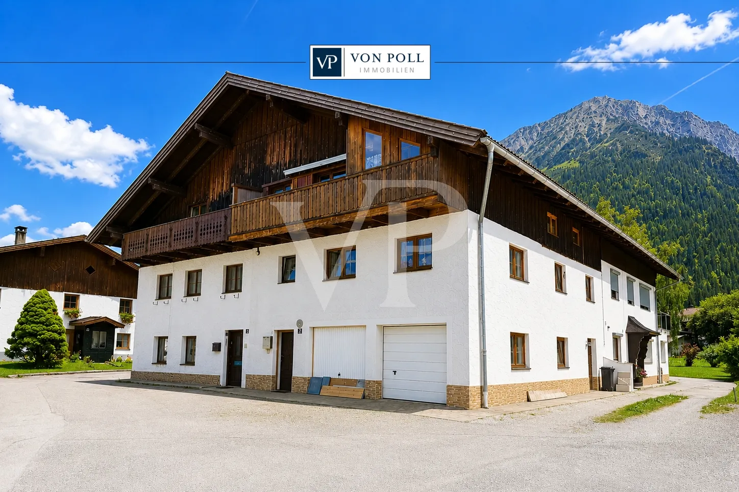Traditionelles dreigeteiltes Tiroler Bauernhaus – Hausteil mit zwei Wohnungen