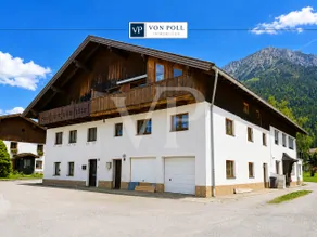 Traditionelles dreigeteiltes Tiroler Bauernhaus – Hausteil mit zwei Wohnungen
