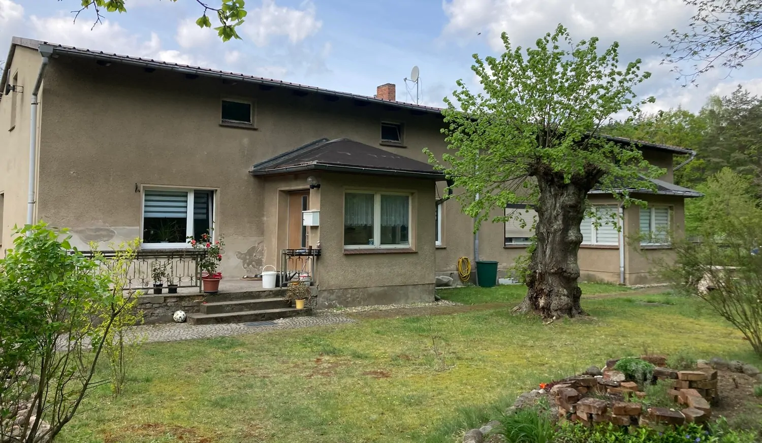 Charmantes Zweifamilienhaus mit großem Wald-Grundstück und Sanierungspotenzial