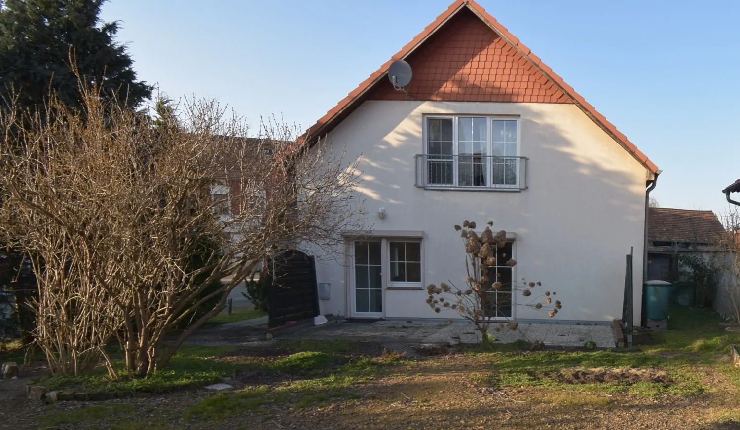 Gartenseite mit Terrasse