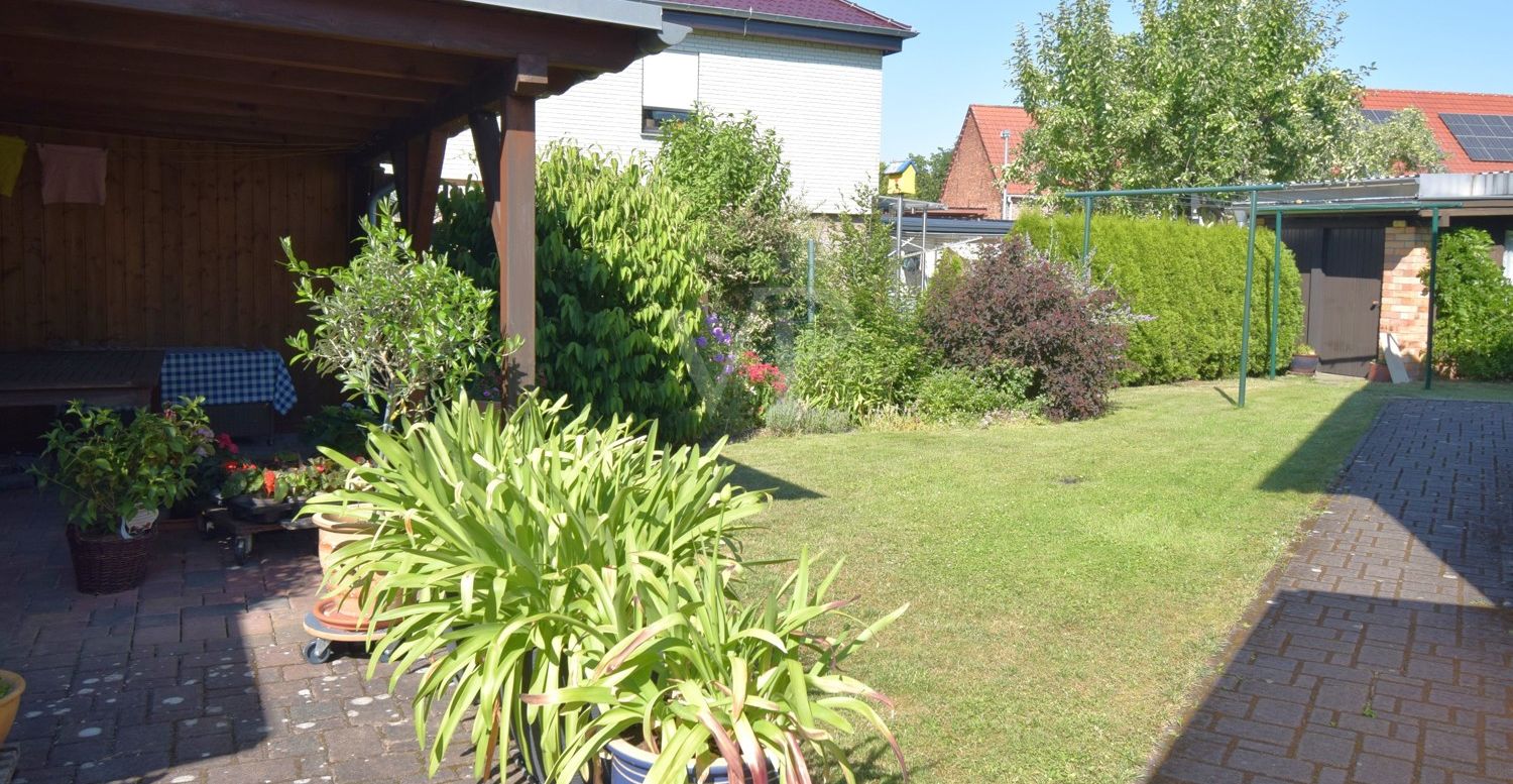 Freisitz mit Gartenausblick