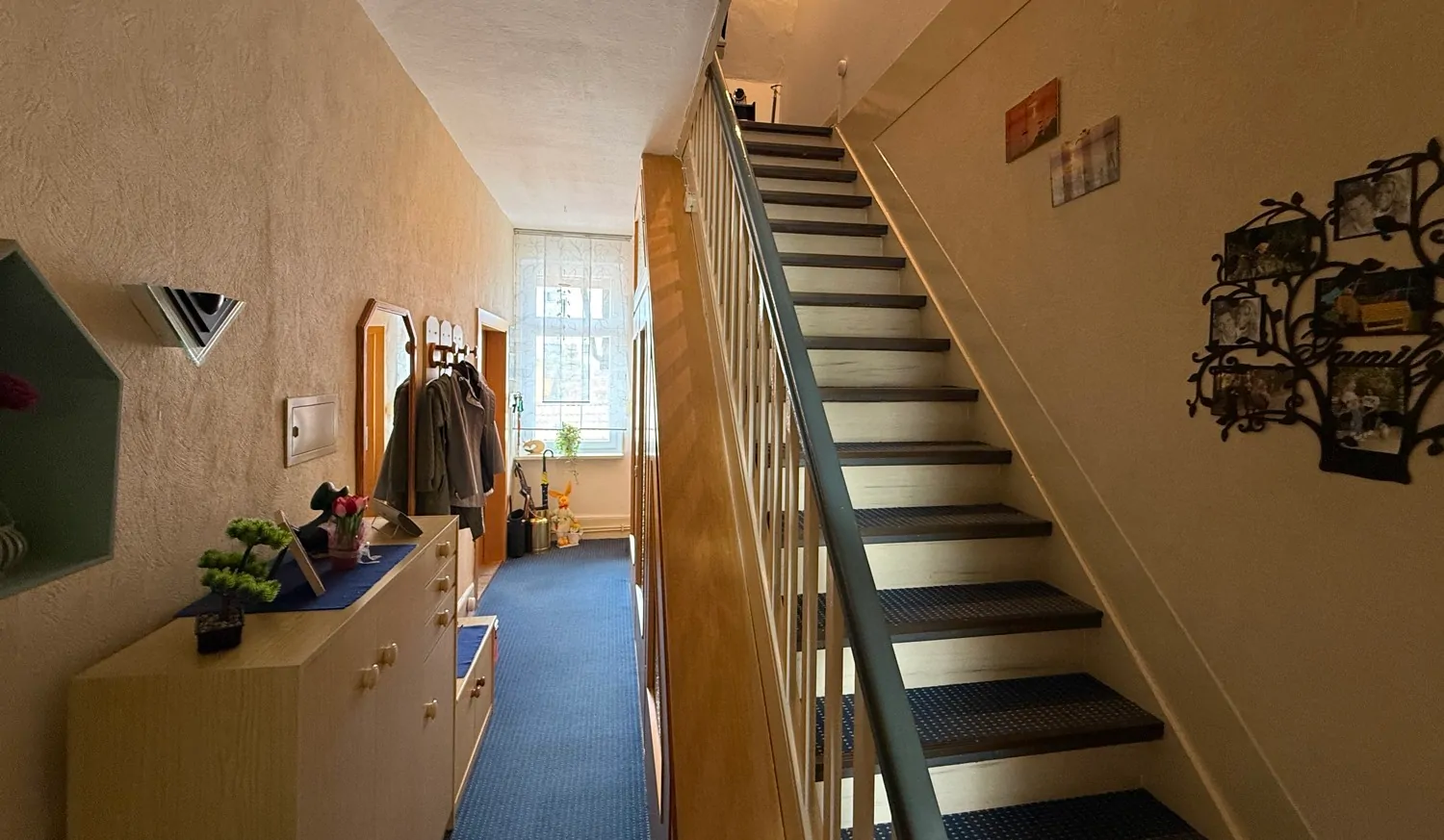 Flur und Aufgang zum DG