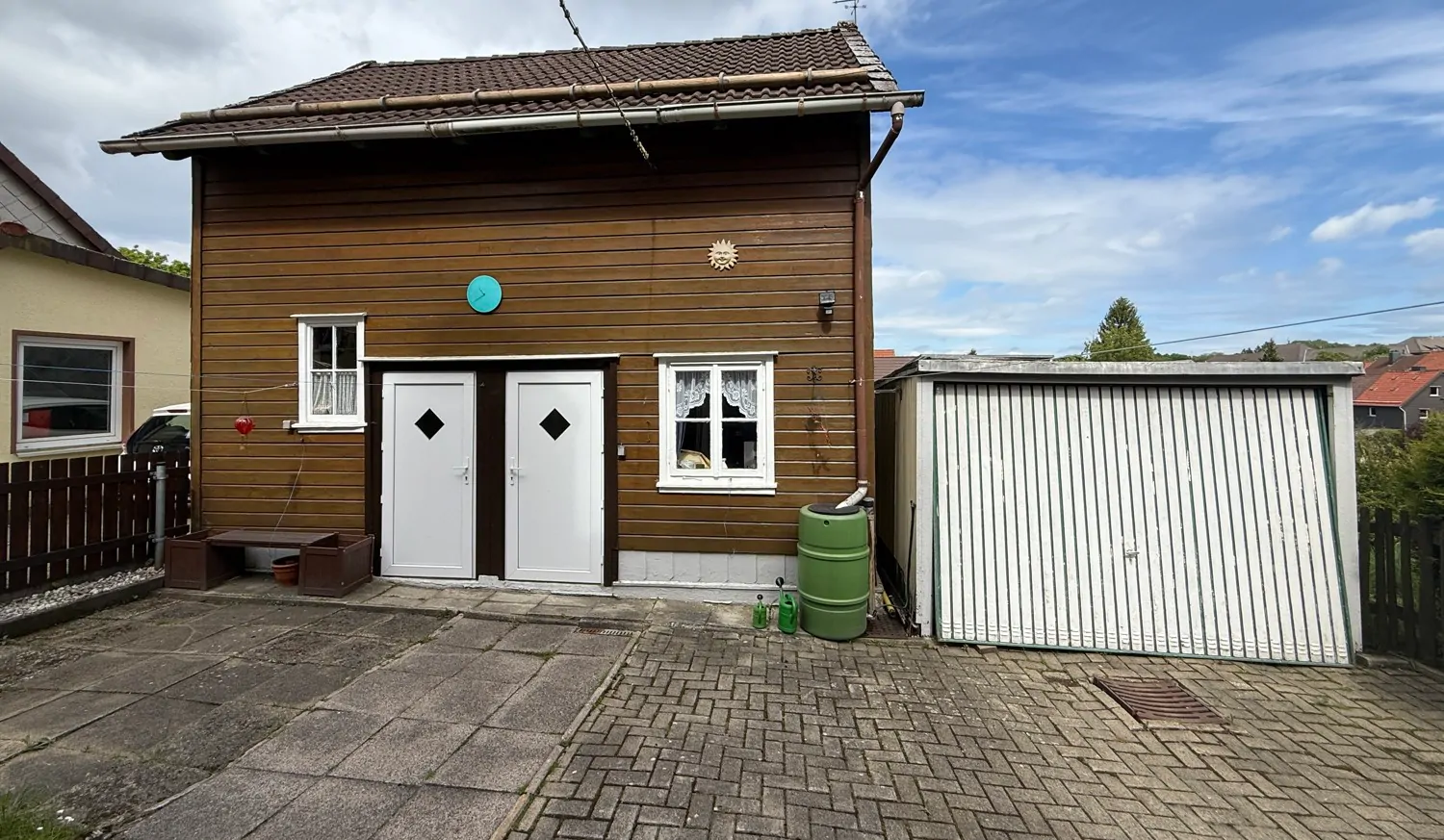 Vorderseite Schuppen mit Garage