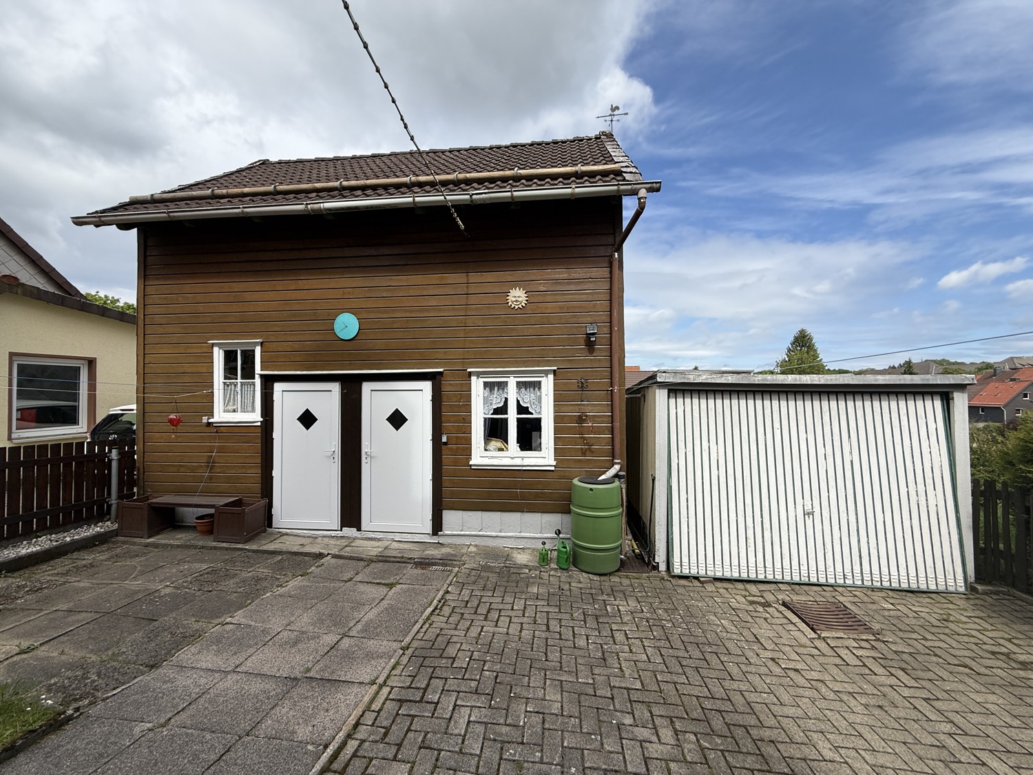 Vorderseite Schuppen mit Garage