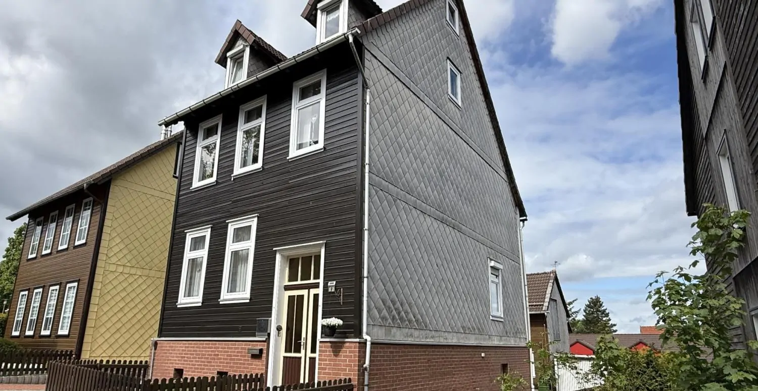 Vorderansicht mit Giebel