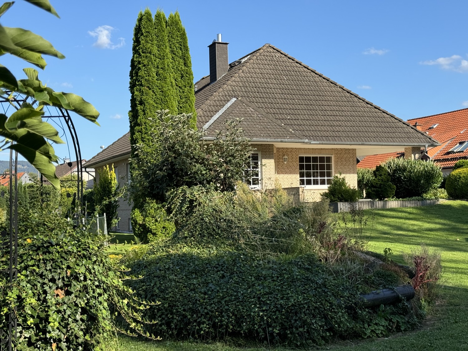 Elegant und Repräsentativ - Bungalow mit Prachtgarten und Seerosenteich