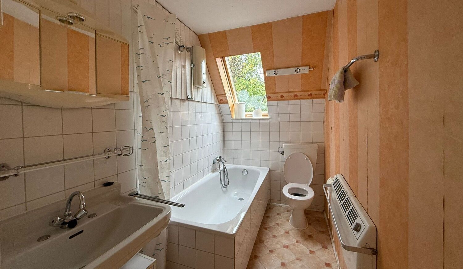 DG,  Bad mit Badewanne