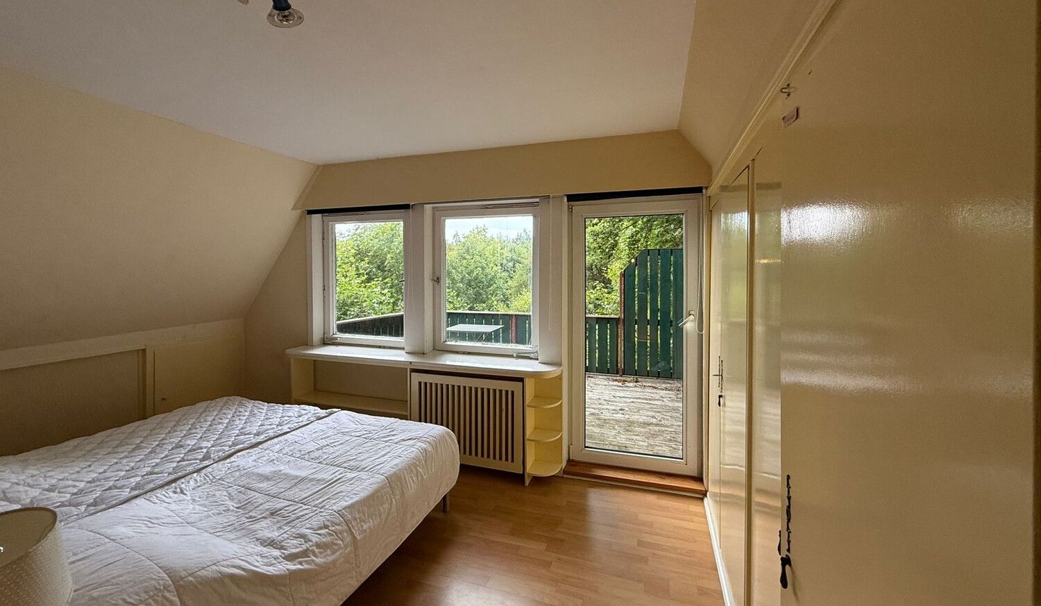 Schlafzimmer mit Blick zum Balkon