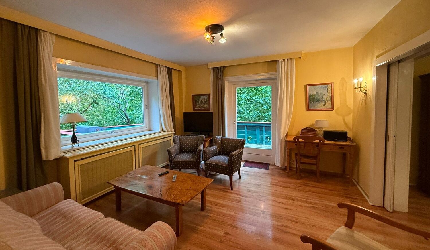 Wohnzimmer mit Ausgang zur Terrasse
