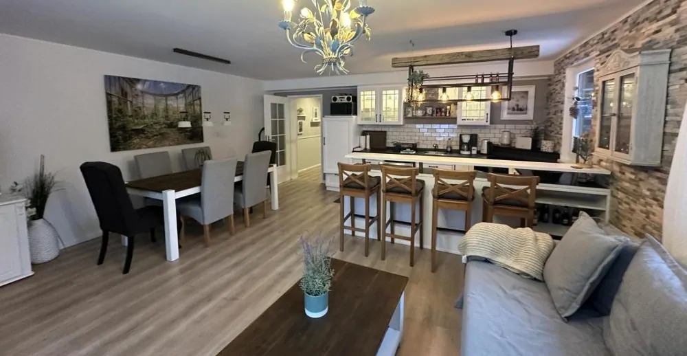 Wohn- und Esszimmer mit Küche