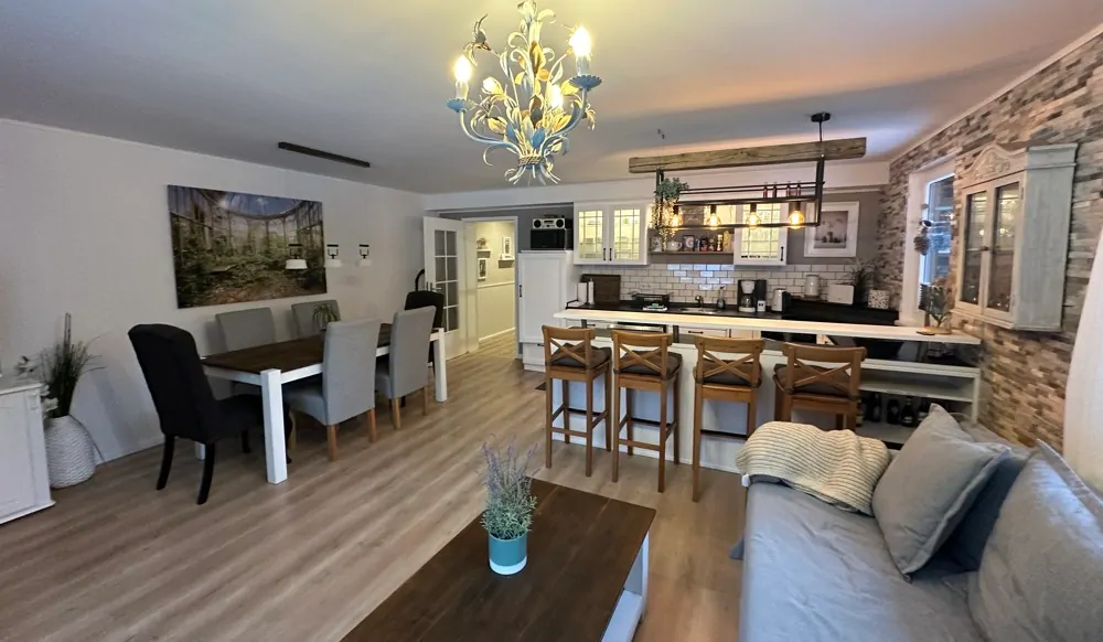 Wohn- und Esszimmer mit Küch