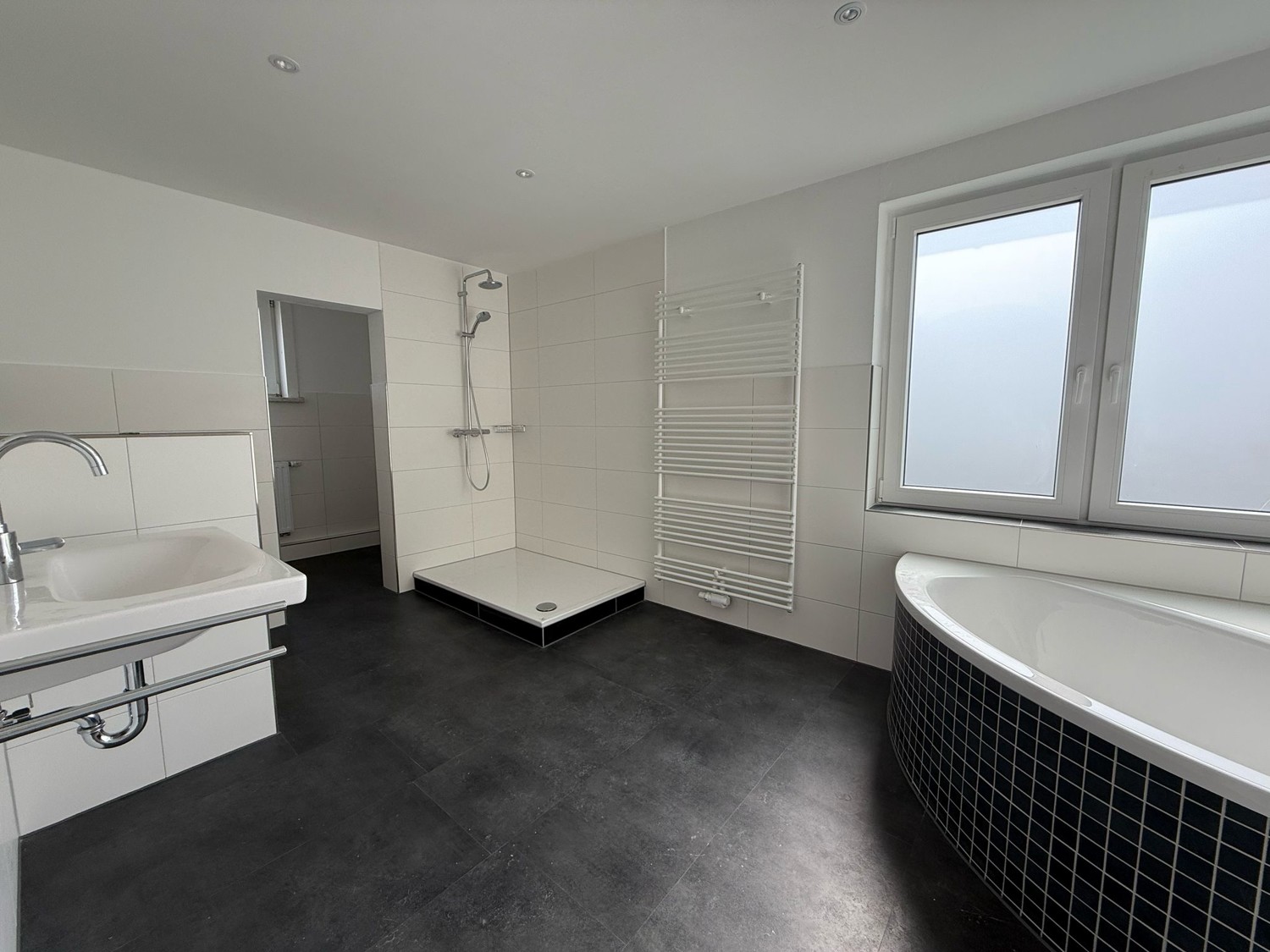 Bad mit Dusche und Badewanne