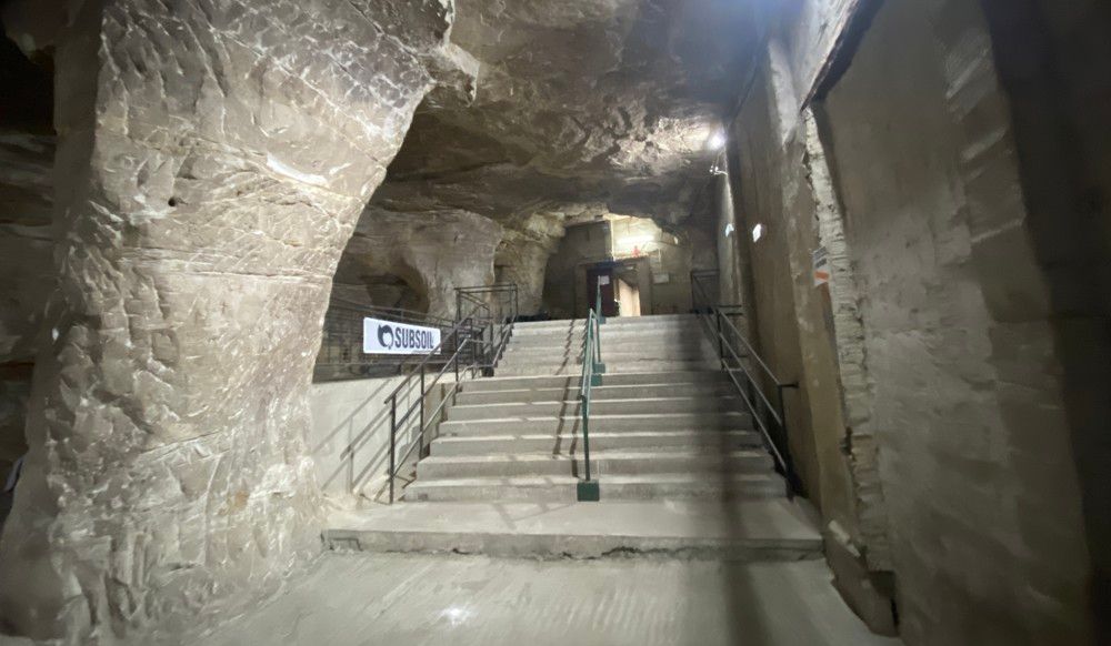 Höhlen