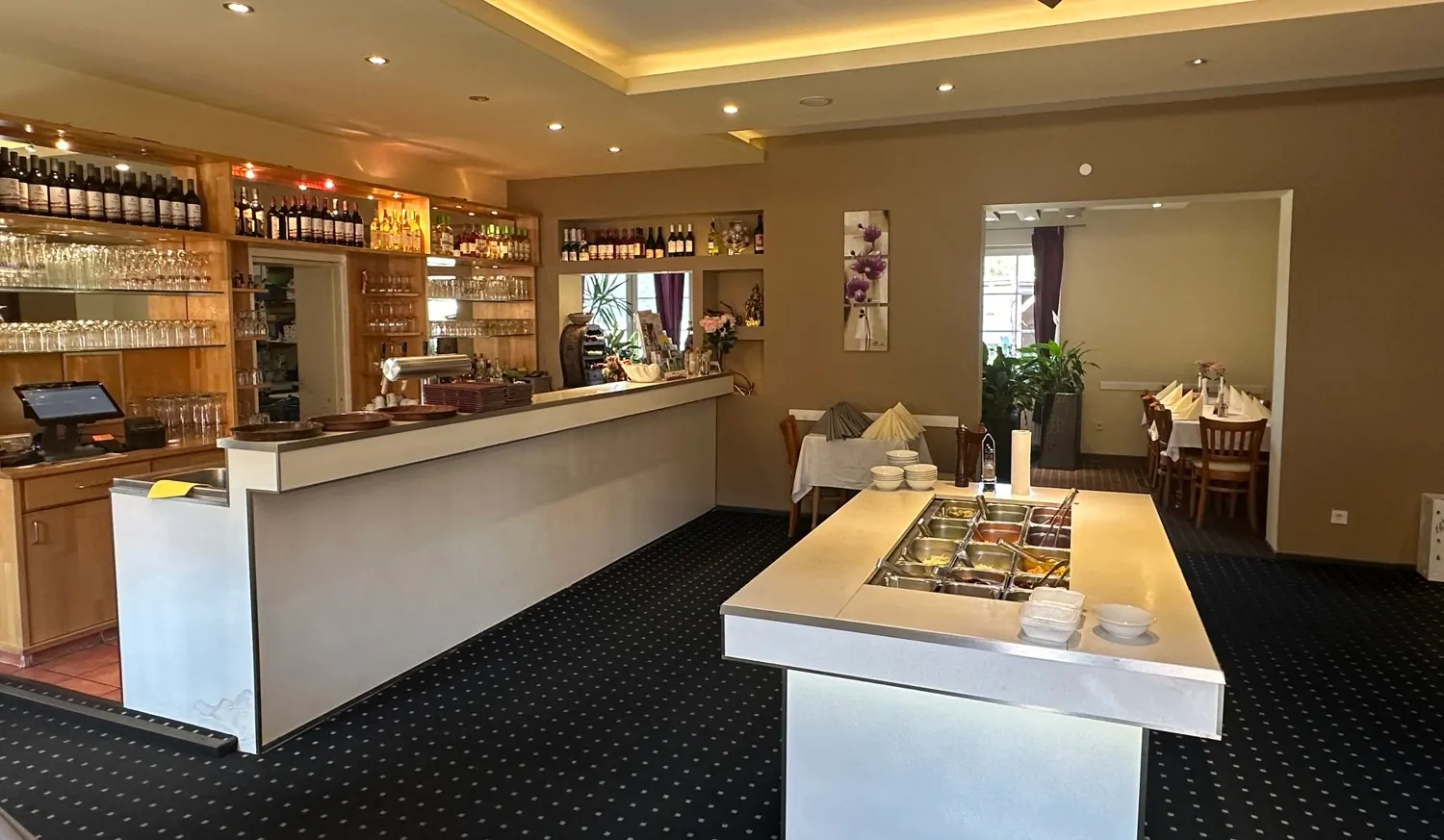 Hauptraum mit Theke und Salatbuffet