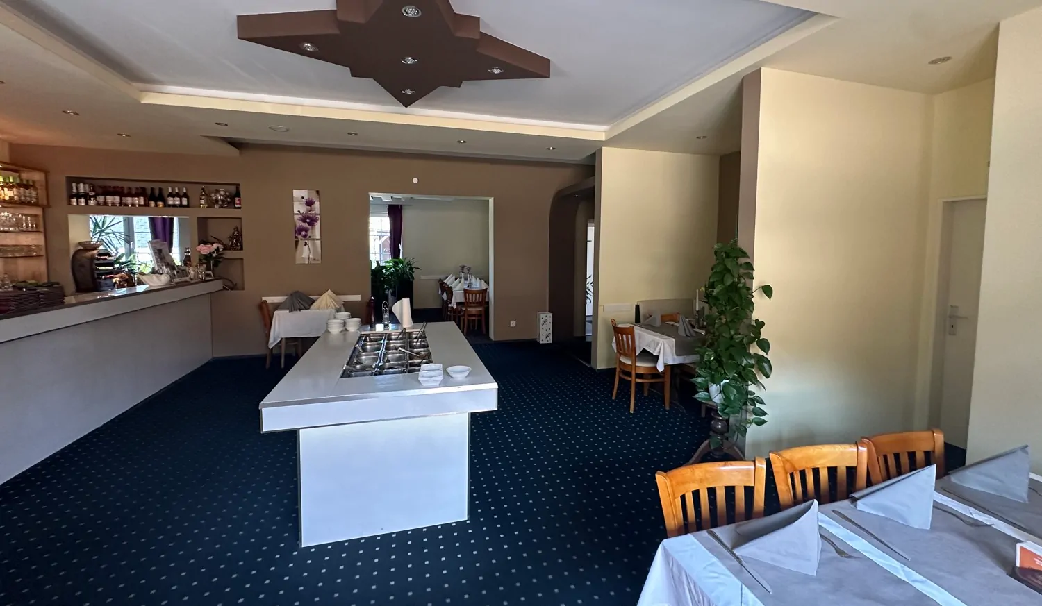 Hauptraum mit Theke und Salatbuffet