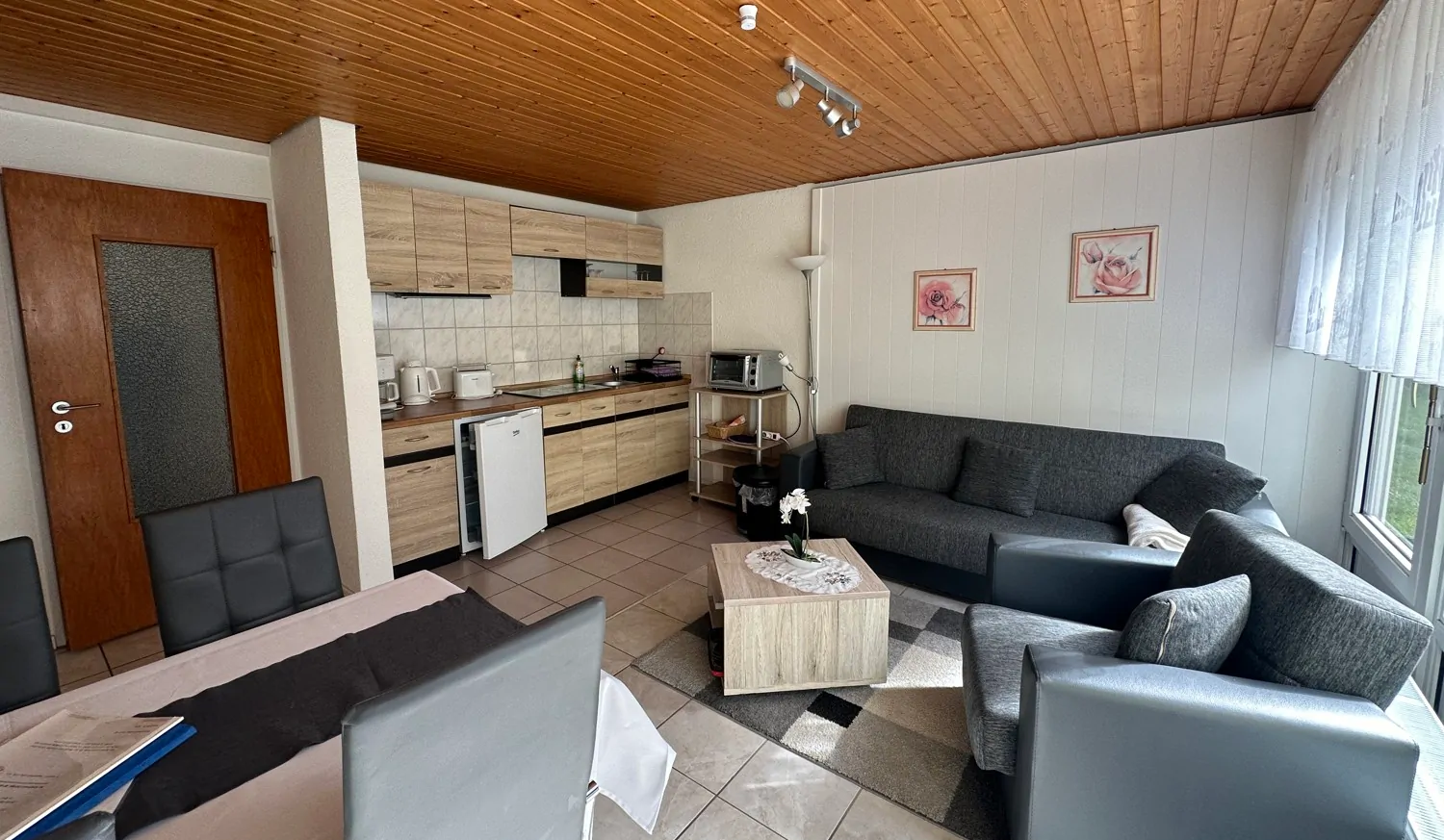 Wohnzimmer mit Küche im Souterrain