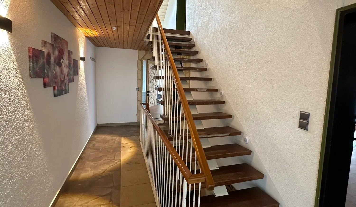 Hauptwohnung, Flur und Aufgang zum Dachgeschoss