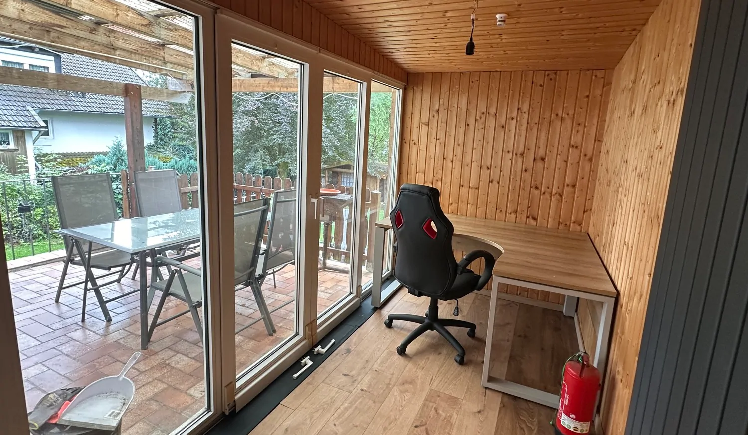 Hauptwohnung, Büroecke mit Ausgang zur Terrasse