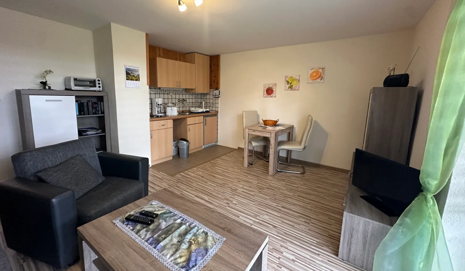 Wohnzimmer mit Küche.   Ferienwohnung EG