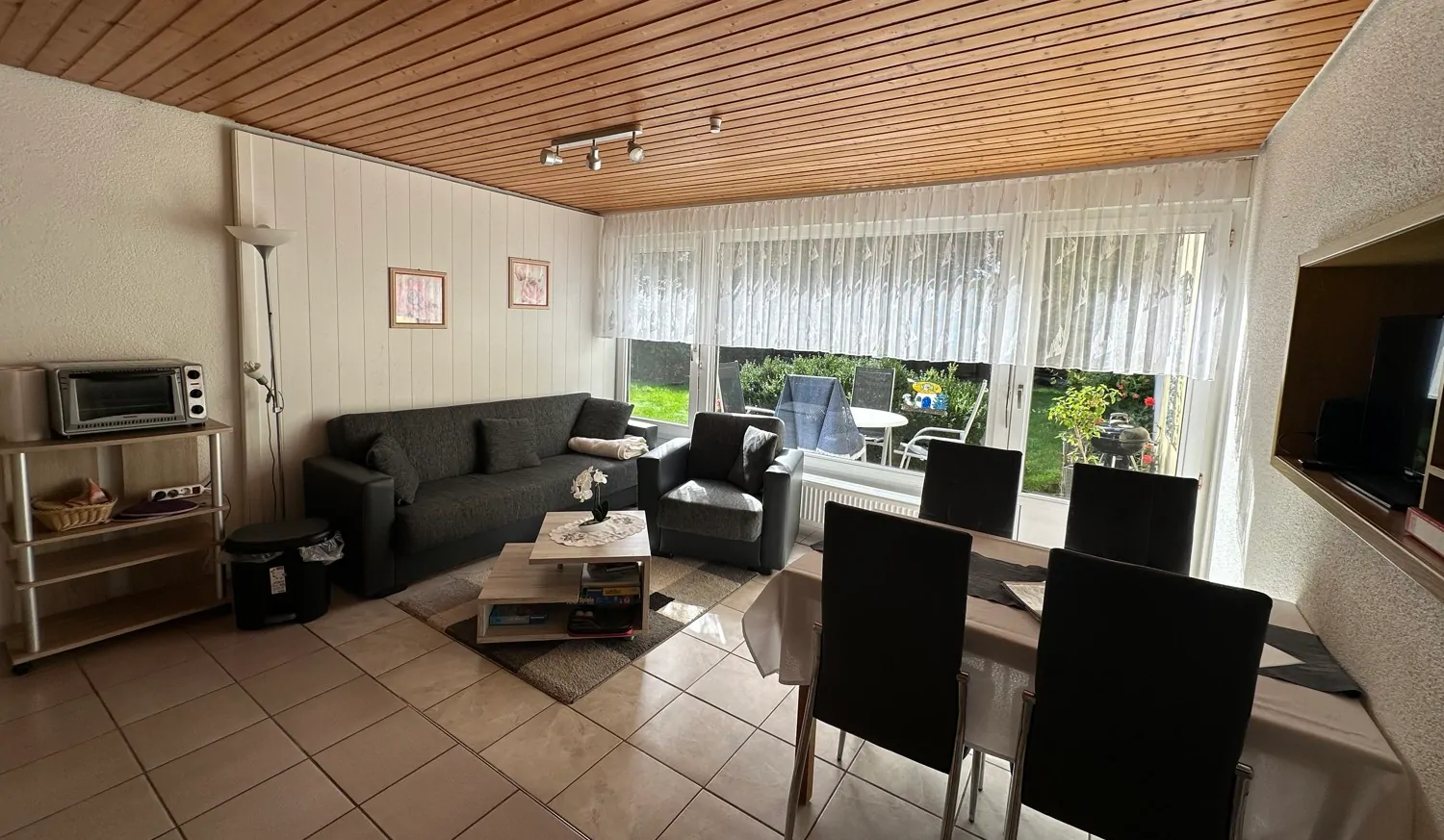 Wohnzimmer nit Ausgang zur Terrasse im Souterrain