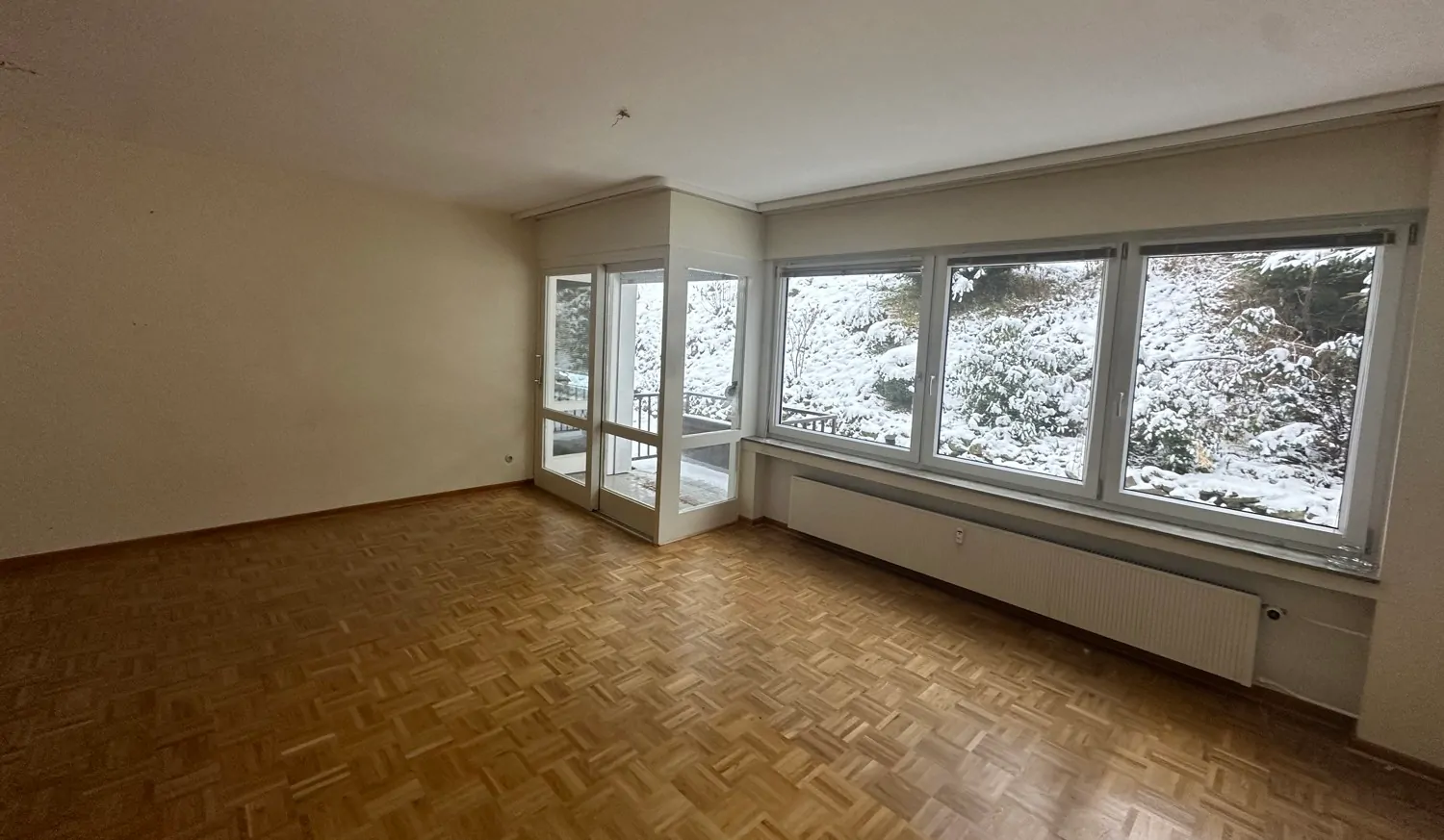 Wohnzimmer mit Ausgang zum Balkon/Garten