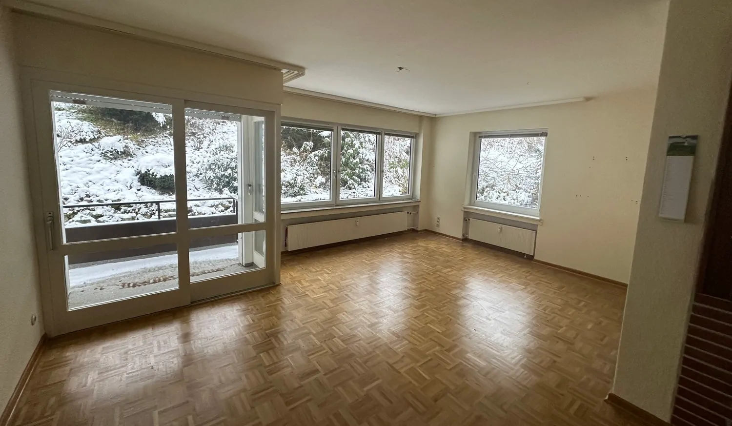 Wohnzimmer mit Ausgang zum Balkon/Garten