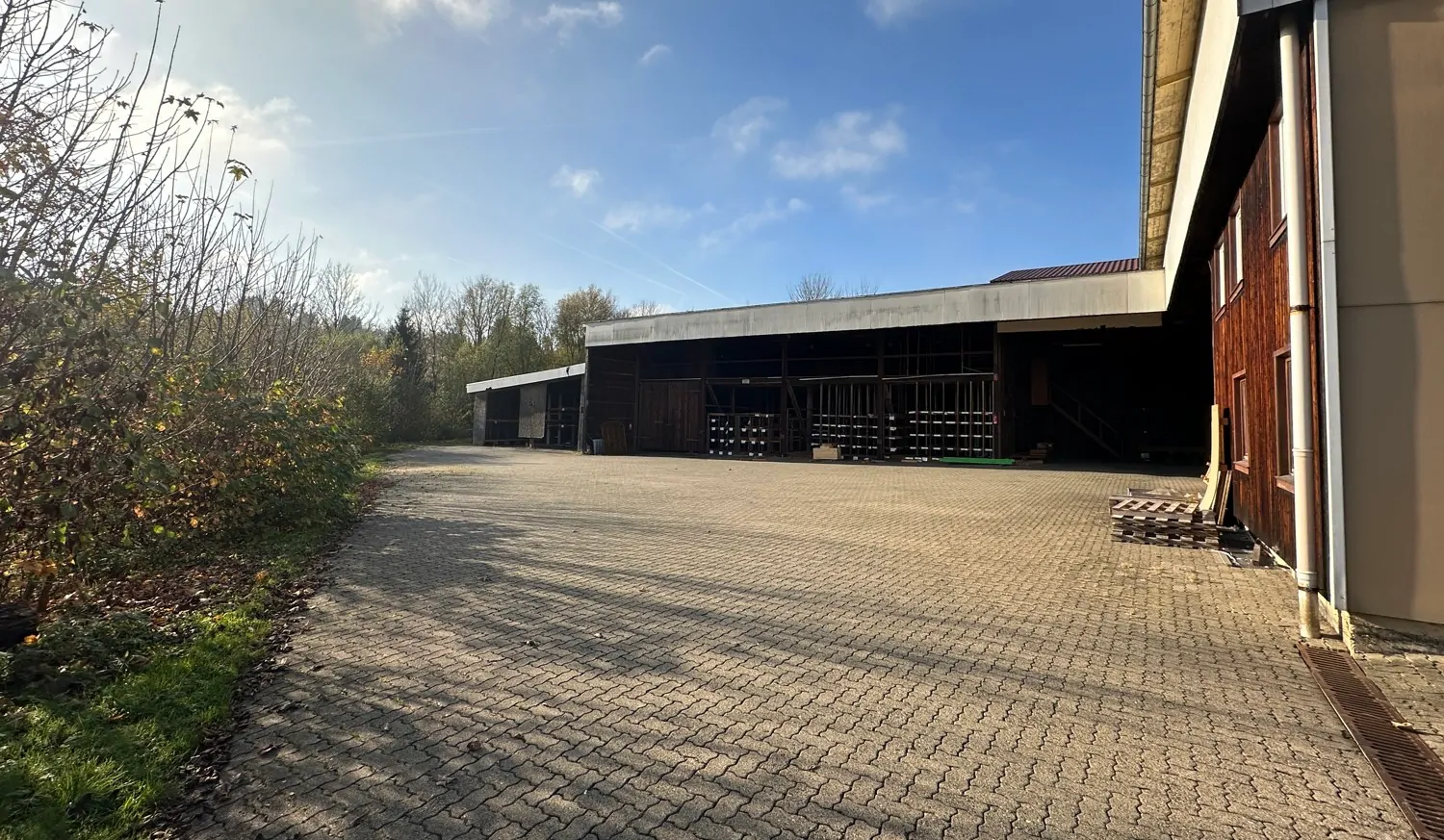 Große Gewerbeeinheit mit Lagerhallen und Verkaufsraum in optimaler Lage