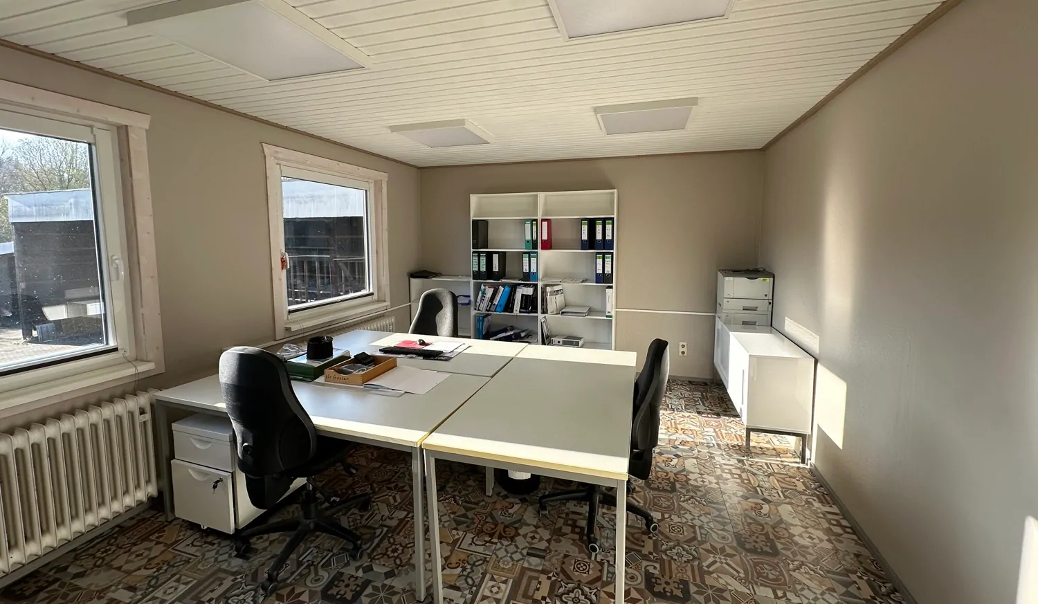 Große Gewerbeeinheit mit Lagerhallen und Verkaufsraum in optimaler Lage