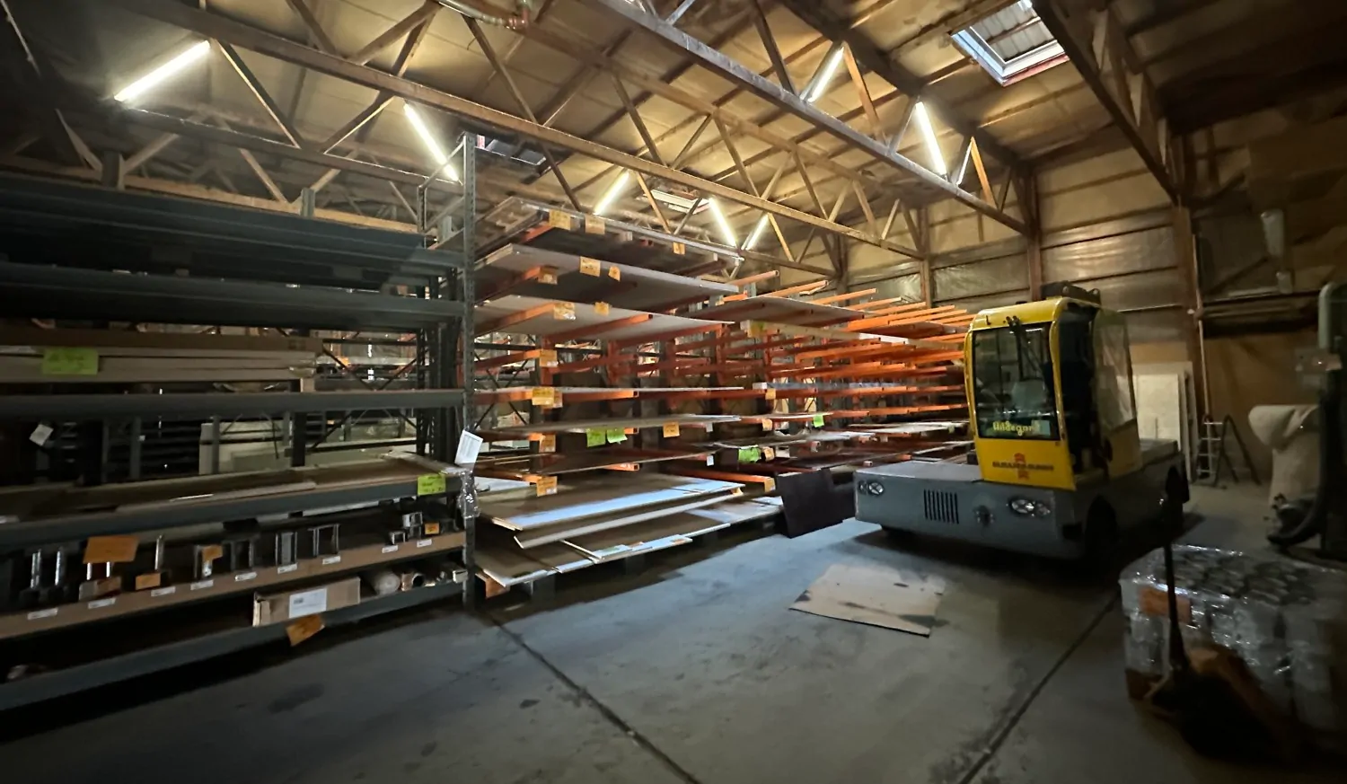 Große Gewerbeeinheit mit Lagerhallen und Verkaufsraum in optimaler Lage